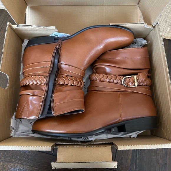 NWT Comfortview Womens 7W Mickey Bootie Short Ankle Boot Winter Shoes Cognac - Picture 2 of 10